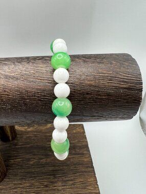 Green & White Beaded Stretch Bracelet - Simple Elegance For Everyday Wear